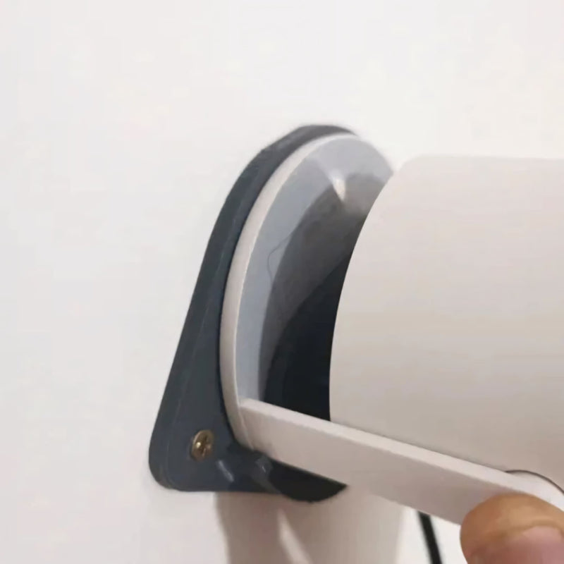 Suporte de parede preto para projetor Magcubic fixado em parede branca, com encaixe preciso e acabamento discreto. Ideal para manter o projetor firme e centralizado.