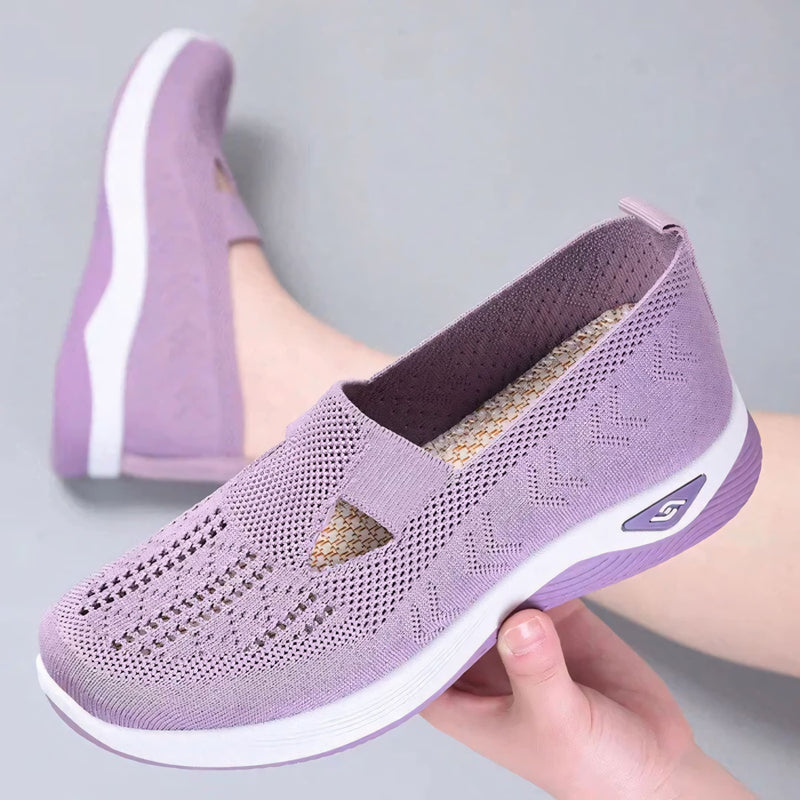 Tênis ortopédico feminino com solado de amortecimento, tecido respirável e palmilha anatômica. Ideal para alívio de dores nos pés e conforto prolongado com estilo leve e moderno.
