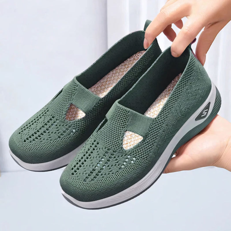 Tênis ortopédico feminino com solado de amortecimento, tecido respirável e palmilha anatômica. Ideal para alívio de dores nos pés e conforto prolongado com estilo leve e moderno.
