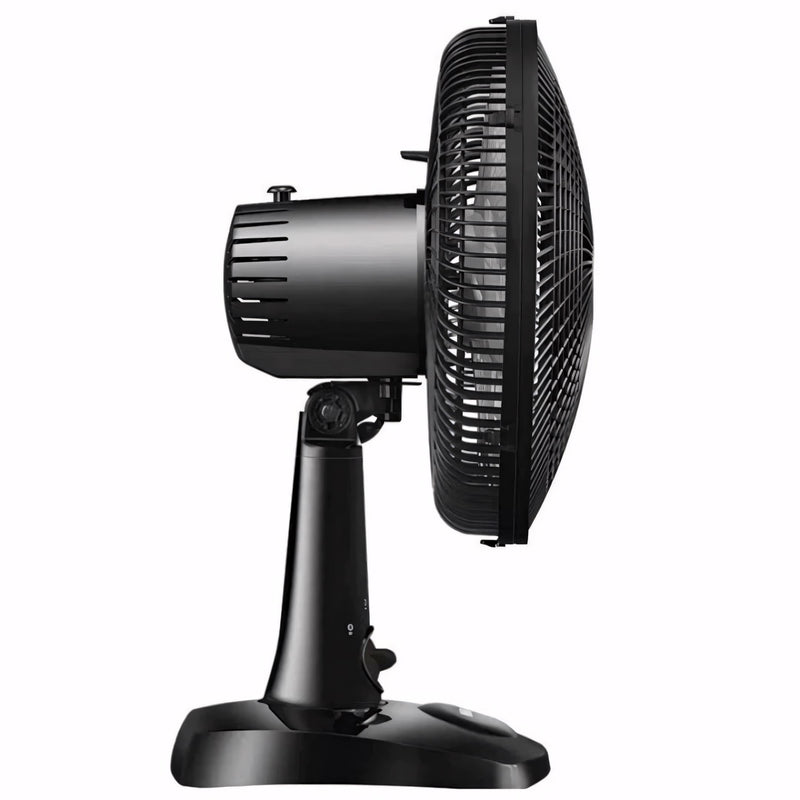 Ventilador de mesa preto com 6 pás, 30cm de hélice e base estável. Compacto, silencioso e potente, com inclinação ajustável e 3 velocidades para melhor ventilação.
