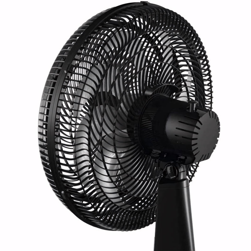 Ventilador de mesa preto com 6 pás, 30cm de hélice e base estável. Compacto, silencioso e potente, com inclinação ajustável e 3 velocidades para melhor ventilação.