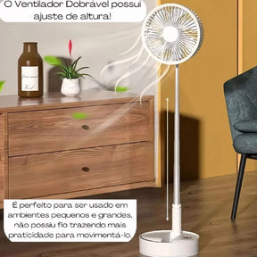 Ventilador de pé retrátil e silencioso com design portátil, bateria 6000mAh recarregável via USB e controle remoto. Ideal para mesa, chão ou ambientes compactos.