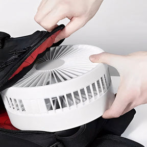 Ventilador de pé retrátil e silencioso com design portátil, bateria 6000mAh recarregável via USB e controle remoto. Ideal para mesa, chão ou ambientes compactos.