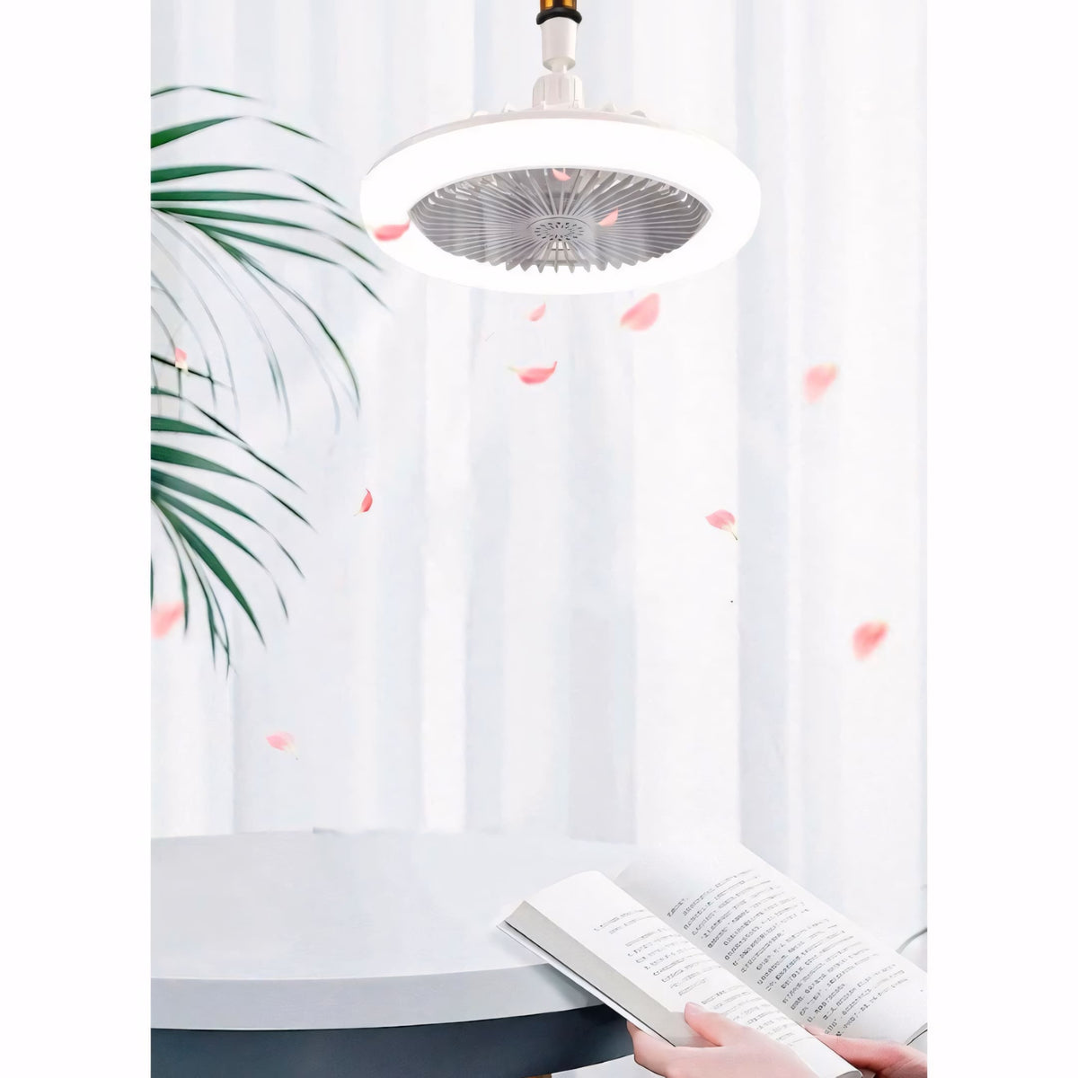 Ventilador de teto com luminária LED integrada, instalação simples no bocal E27 e controle remoto incluso. Design moderno, ideal para ambientes pequenos e elegantes.
