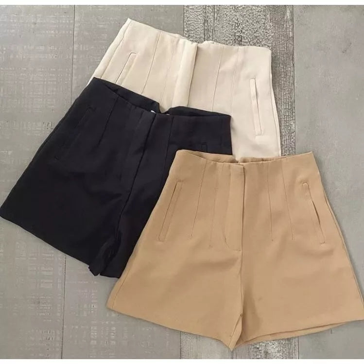 Short feminino alfaiataria preto com cintura alta, caimento reto e acabamento refinado. Elegante e confortável para montar looks versáteis com estilo no dia a dia.