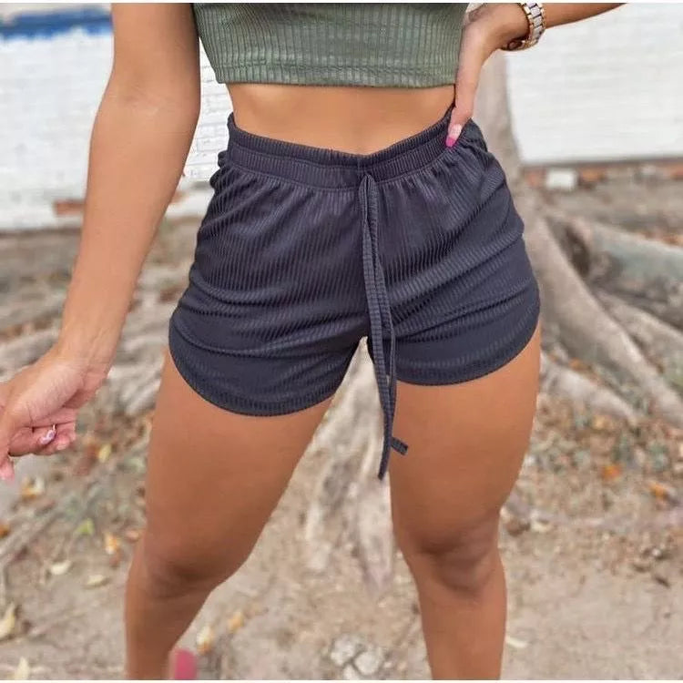 Short feminino canelado azul-marinho com modelagem confortável, cós com amarração e tecido leve. Ideal para dias quentes, ficar em casa, dormir ou montar looks casuais.