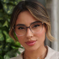 Óculos multifocal feminino com lentes transparentes, armação leve nas cores preta e marrom translúcida. Modelo com proteção contra luz azul e design sofisticado para uso diário.