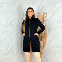Jaleco feminino de manga longa com punhos, gola padre e zíper frontal dourado. Modelo acinturado em tecido gabardine com bolsos laterais. Disponível nas cores branca e preta.
