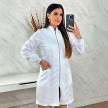 Jaleco feminino de manga longa com punhos, gola padre e zíper frontal dourado. Modelo acinturado em tecido gabardine com bolsos laterais. Disponível nas cores branca e preta.