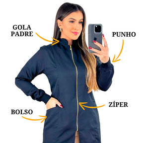 Jaleco feminino de manga longa com punhos, gola padre e zíper frontal dourado. Modelo acinturado em tecido gabardine com bolsos laterais. Disponível nas cores branca e preta.