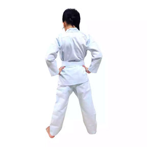 Crianças vestidas com kimono de karatê infantil nas cores branco e preto, com faixa branca. Confeccionado em brim reforçado, ideal para treinos, com ajuste confortável e tecido resistente.