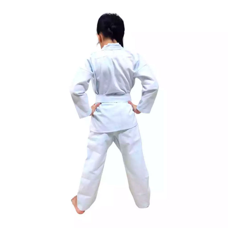 Crianças vestidas com kimono de karatê infantil nas cores branco e preto, com faixa branca. Confeccionado em brim reforçado, ideal para treinos, com ajuste confortável e tecido resistente.