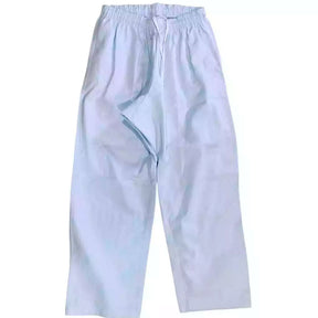 Crianças vestidas com kimono de karatê infantil nas cores branco e preto, com faixa branca. Confeccionado em brim reforçado, ideal para treinos, com ajuste confortável e tecido resistente.