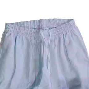Crianças vestidas com kimono de karatê infantil nas cores branco e preto, com faixa branca. Confeccionado em brim reforçado, ideal para treinos, com ajuste confortável e tecido resistente.
