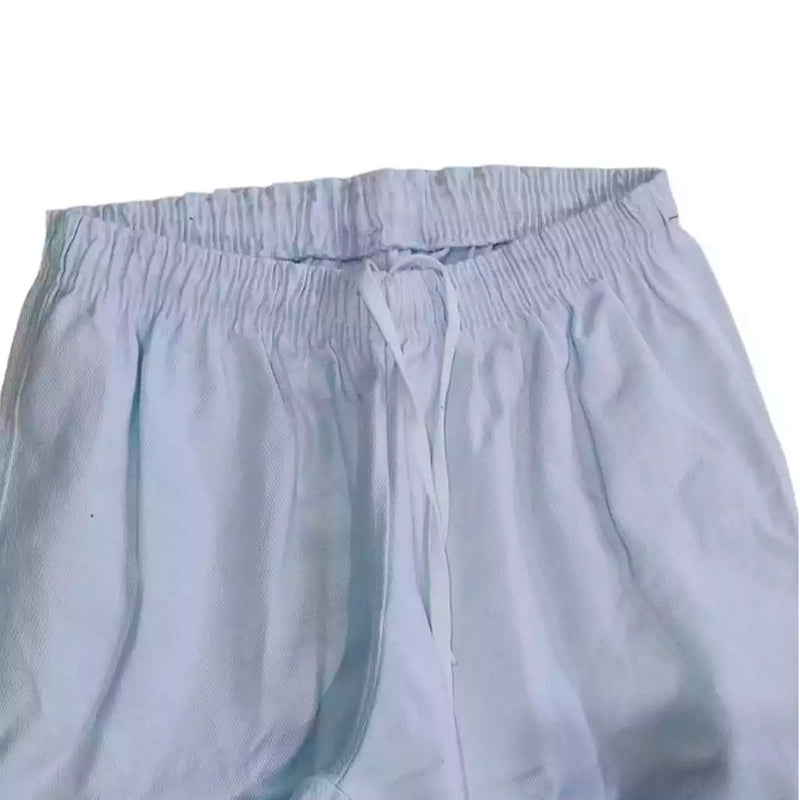 Crianças vestidas com kimono de karatê infantil nas cores branco e preto, com faixa branca. Confeccionado em brim reforçado, ideal para treinos, com ajuste confortável e tecido resistente.