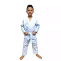 Crianças vestidas com kimono de karatê infantil nas cores branco e preto, com faixa branca. Confeccionado em brim reforçado, ideal para treinos, com ajuste confortável e tecido resistente.