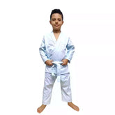 Crianças vestidas com kimono de karatê infantil nas cores branco e preto, com faixa branca. Confeccionado em brim reforçado, ideal para treinos, com ajuste confortável e tecido resistente.