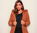 Jaqueta Parka Feminina Forrada com Capuz, modelo estilo sobretudo com forro térmico macio. Acinturada, com bolsos funcionais e capuz removível. Sofisticação e conforto para dias frios, perfeita para compor looks elegantes e modernos.

