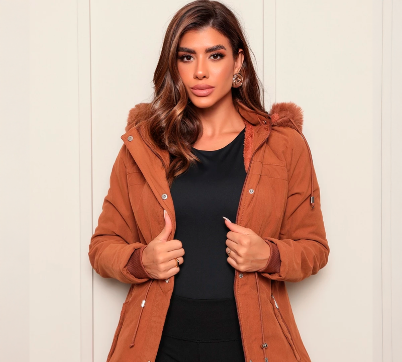 Jaqueta Parka Feminina Forrada com Capuz, modelo estilo sobretudo com forro térmico macio. Acinturada, com bolsos funcionais e capuz removível. Sofisticação e conforto para dias frios, perfeita para compor looks elegantes e modernos.

