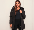 Jaqueta Parka Feminina Forrada com Capuz, modelo estilo sobretudo com forro térmico macio. Acinturada, com bolsos funcionais e capuz removível. Sofisticação e conforto para dias frios, perfeita para compor looks elegantes e modernos.

