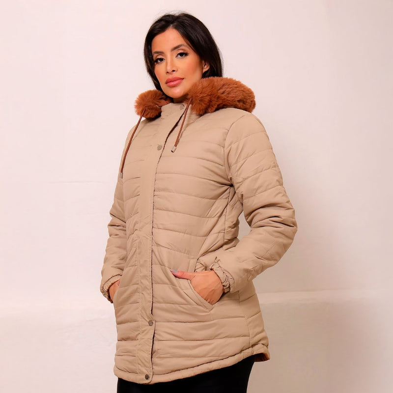 Jaqueta Parka Dupla Face Feminina Impermeável, modelo versátil com dois estilos em uma peça. Proteção térmica para frio intenso, capuz removível com pelos sintéticos e bolsos funcionais. Ideal para looks sofisticados ou esportivos no inverno.