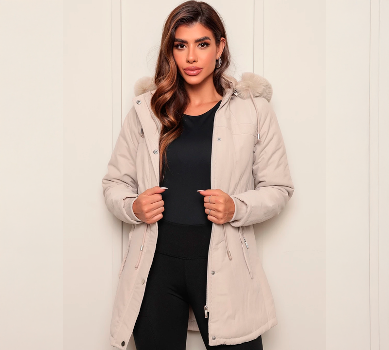 Jaqueta Parka Feminina Forrada com Capuz, modelo estilo sobretudo com forro térmico macio. Acinturada, com bolsos funcionais e capuz removível. Sofisticação e conforto para dias frios, perfeita para compor looks elegantes e modernos.

