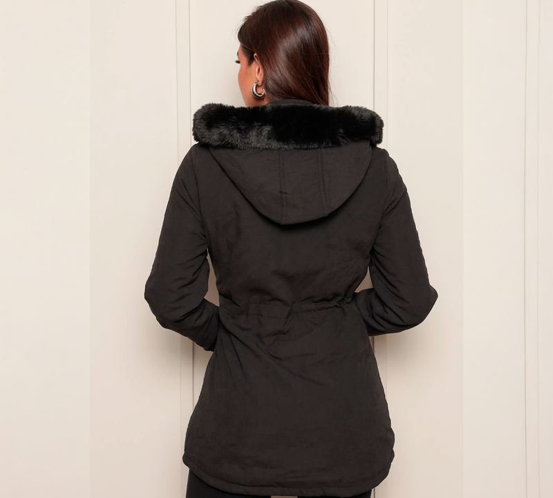 Jaqueta Parka Feminina Forrada com Capuz, modelo estilo sobretudo com forro térmico macio. Acinturada, com bolsos funcionais e capuz removível. Sofisticação e conforto para dias frios, perfeita para compor looks elegantes e modernos.

