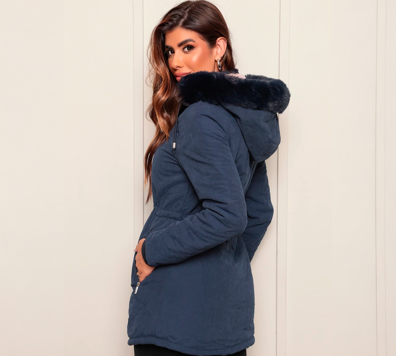 Jaqueta Parka Feminina Forrada com Capuz, modelo estilo sobretudo com forro térmico macio. Acinturada, com bolsos funcionais e capuz removível. Sofisticação e conforto para dias frios, perfeita para compor looks elegantes e modernos.


