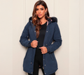 Jaqueta Parka Feminina Forrada com Capuz, modelo estilo sobretudo com forro térmico macio. Acinturada, com bolsos funcionais e capuz removível. Sofisticação e conforto para dias frios, perfeita para compor looks elegantes e modernos.

