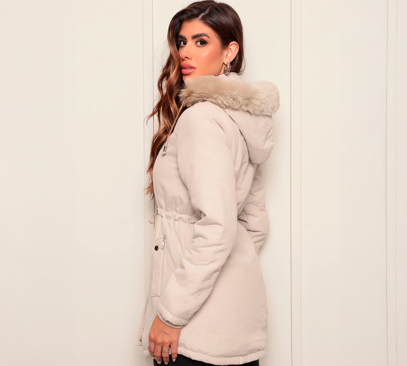 Jaqueta Parka Feminina Forrada com Capuz, modelo estilo sobretudo com forro térmico macio. Acinturada, com bolsos funcionais e capuz removível. Sofisticação e conforto para dias frios, perfeita para compor looks elegantes e modernos.

