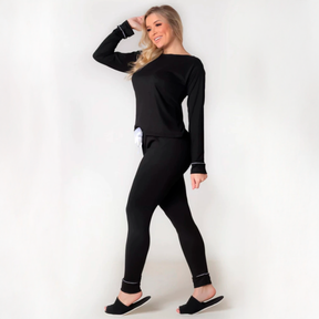 Pijama feminino de inverno em tecido Micro Sensitivity. Leve, quente e confortável, com laço de cetim na calça. Perfeito para noites frias com estilo e suavidade.