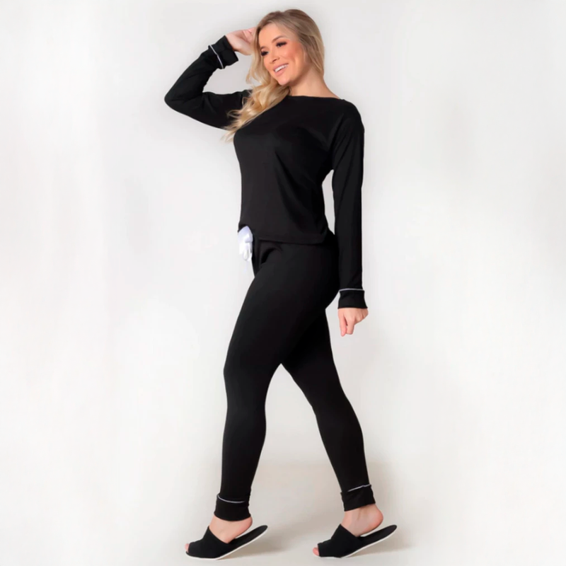 Pijama feminino de inverno em tecido Micro Sensitivity. Leve, quente e confortável, com laço de cetim na calça. Perfeito para noites frias com estilo e suavidade.