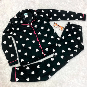 Kit de 2 pijamas femininos de inverno com camisa de manga longa, gola lapela e calça longa. Confeccionados em malha poliviscose leve, confortável e anti-pilling. Modelos com estampas variadas ideais para dormir ou relaxar em casa.
