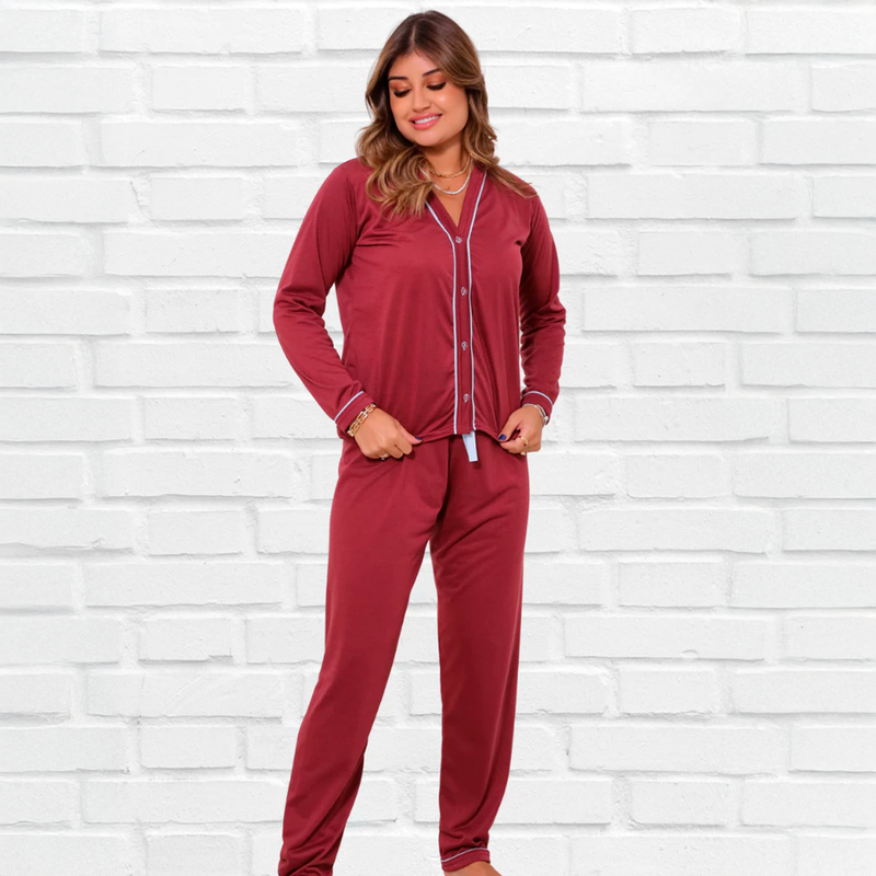 Pijama feminino de inverno composto por blusa de manga longa com botões e calça com elástico. Confeccionado em malha PV leve e respirável, perfeito para noites frias com conforto e estilo. Disponível nas cores azul claro, preto e vinho.