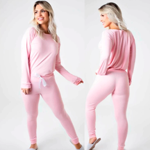 Pijama feminino de inverno em tecido Micro Sensitivity. Leve, quente e confortável, com laço de cetim na calça. Perfeito para noites frias com estilo e suavidade.