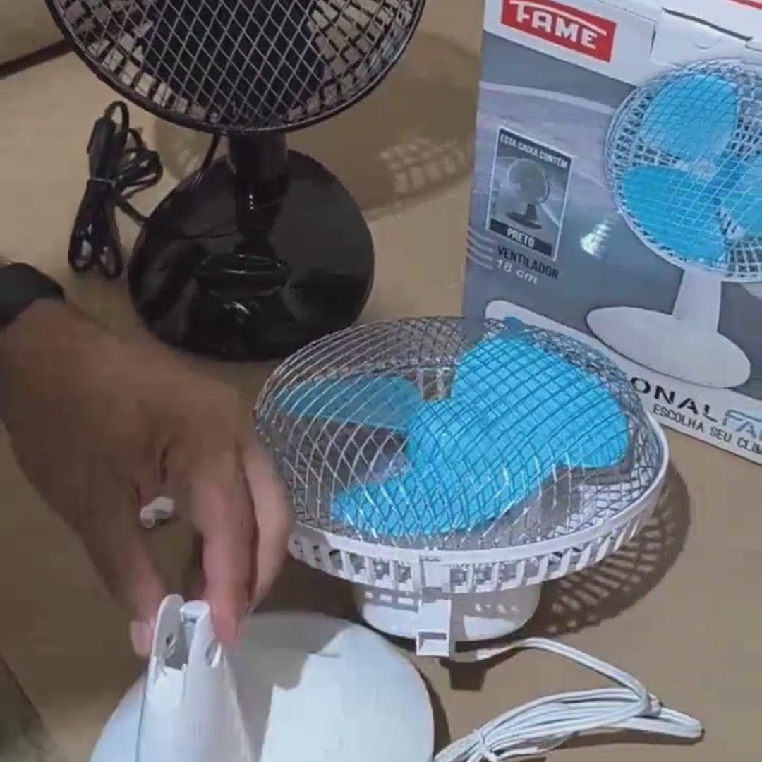 Ventilador de mesa pequeno com 18 cm, ideal para ambientes compactos. Design funcional, controle de velocidade e baixo consumo de energia. Refresca com eficiência e silêncio.