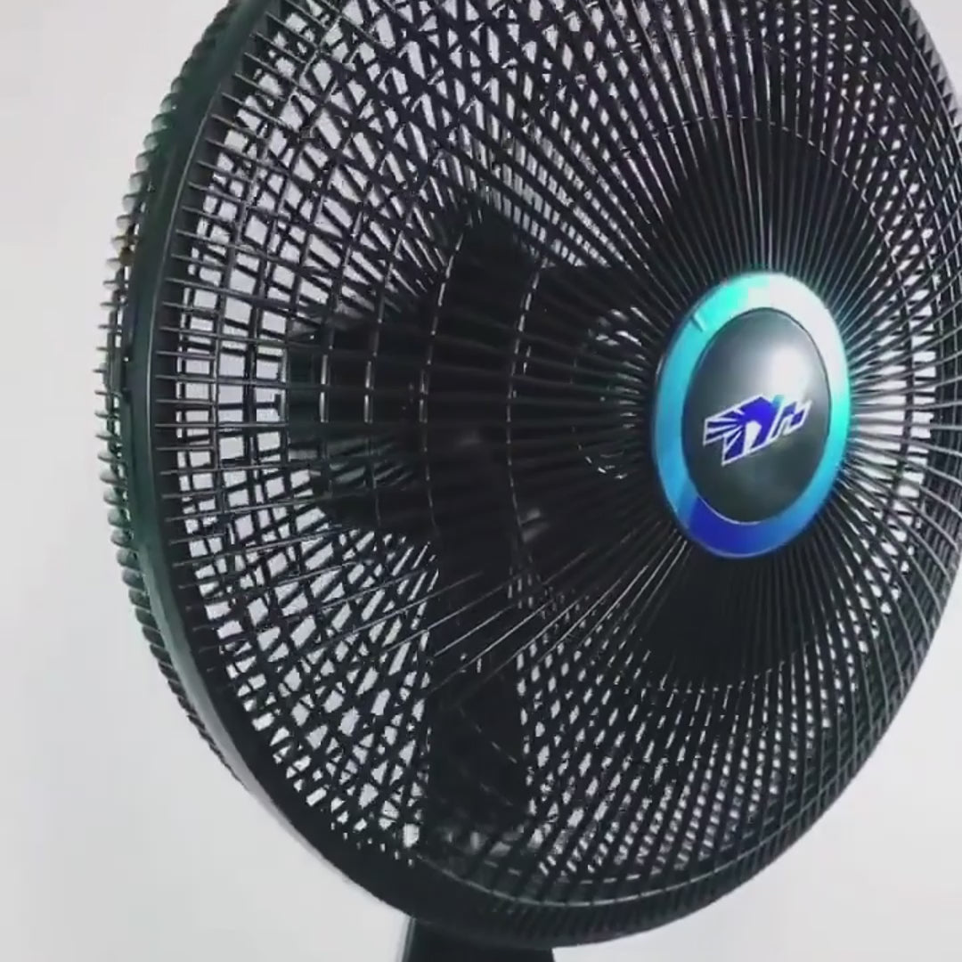 Ventilador de pé preto com 6 pás, base estável, hélice de 38cm e altura de 127cm. Potência de 75W, silencioso e com oscilação automática para melhor ventilação.