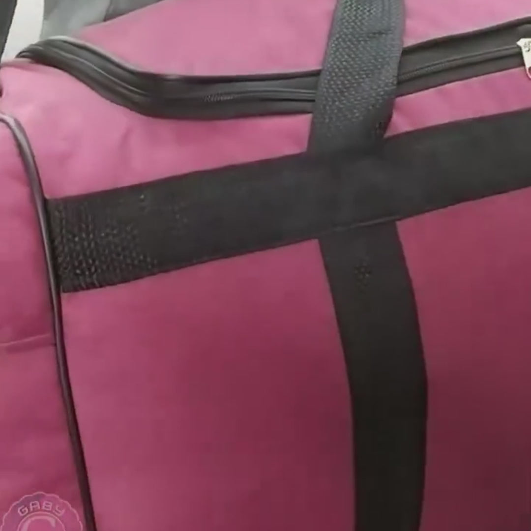 Mala de viagem grande com capacidade de 80L, cor vermelha, abertura superior ampla, bolsos laterais com zíper e alças reforçadas. Resistente à água e dobrável.