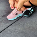 Tênis feminino fitness disponível nas cores preta com rosa, preta com branco e cinza com rosa. Modelo esportivo com cabedal respirável e solado alto emborrachado, ideal para treinos, caminhadas e o dia a dia.
