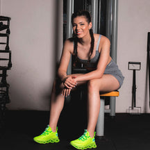 Tênis feminino esportivo com solado tecnológico em micro expandido, cabedal em malha respirável e design moderno. Disponível em cores vibrantes como pink, amarelo e verde neon.