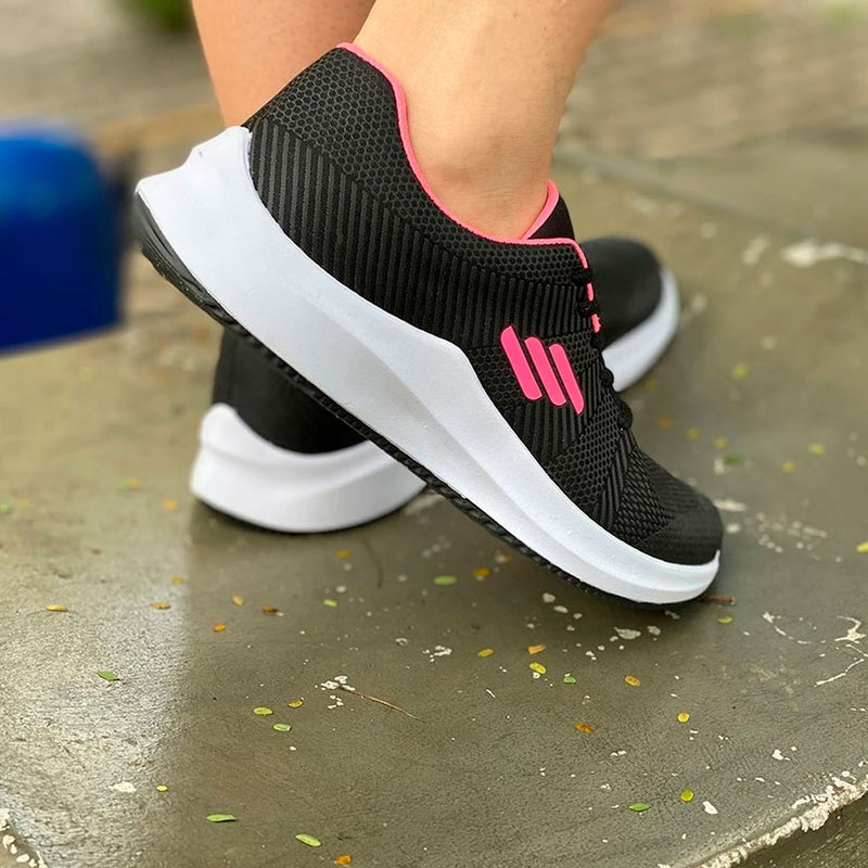 Tênis feminino fitness disponível nas cores preta com rosa, preta com branco e cinza com rosa. Modelo esportivo com cabedal respirável e solado alto emborrachado, ideal para treinos, caminhadas e o dia a dia.